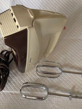 Vintage 70's Retro Cottage Core Sunbeam 3 Speed Electric Earth Tones Hand Mixer
